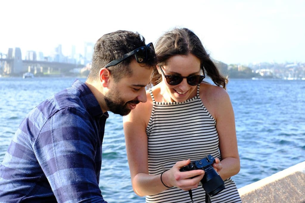 Una pareja mirando juntos una foto en una cámara.
