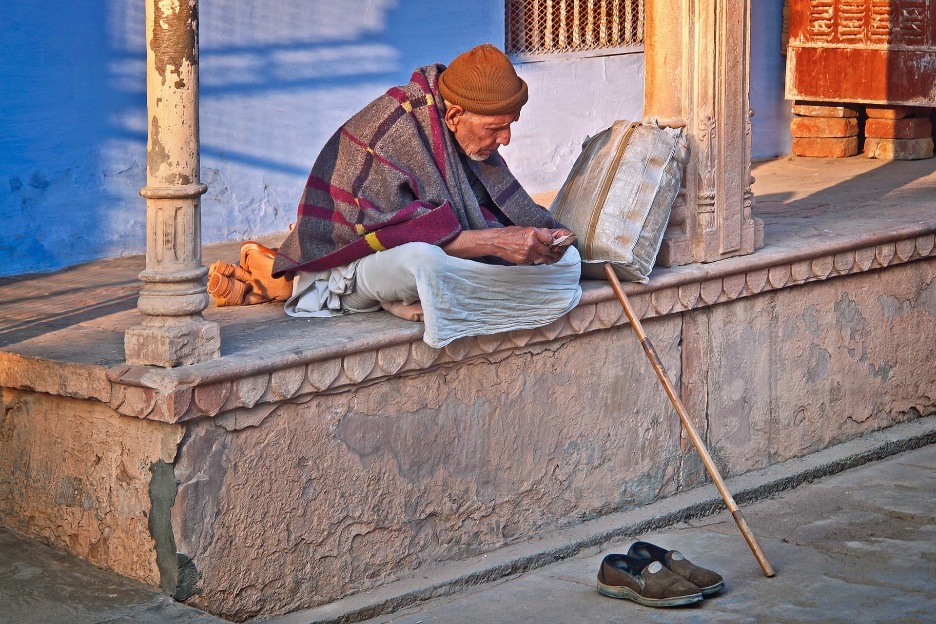 Un hombre está sentado en la calle en la India.